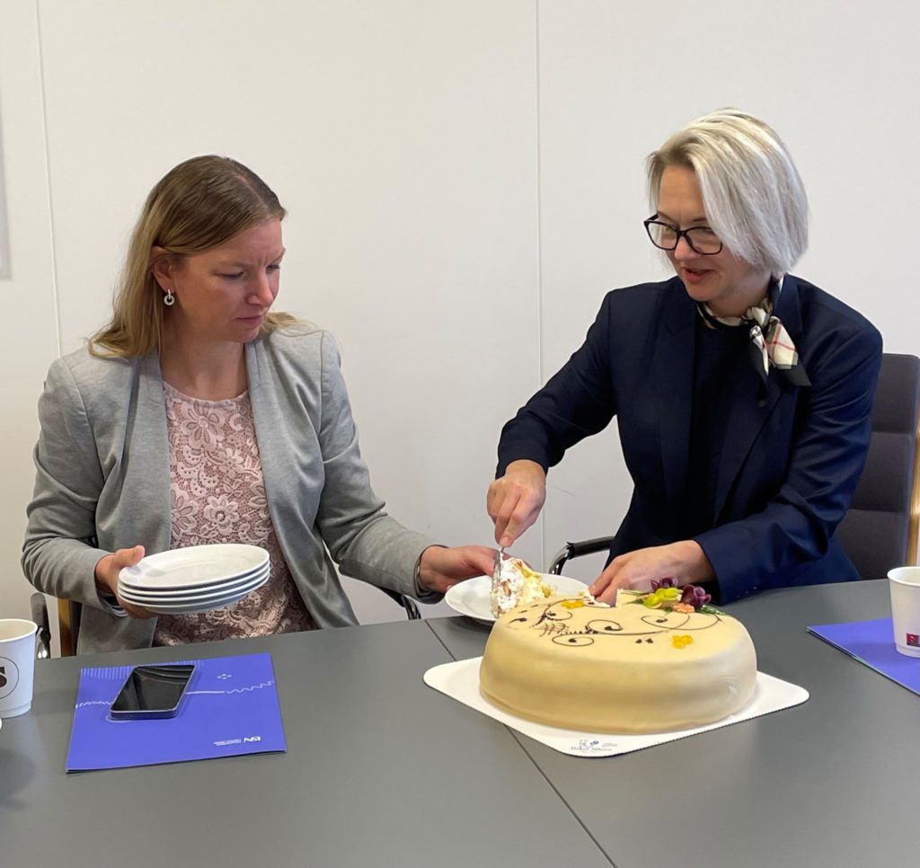 Rektorer spiser kake